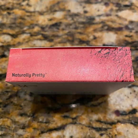 It Cosmetics Bye Bye Pores Blush - Picture 3 of 9